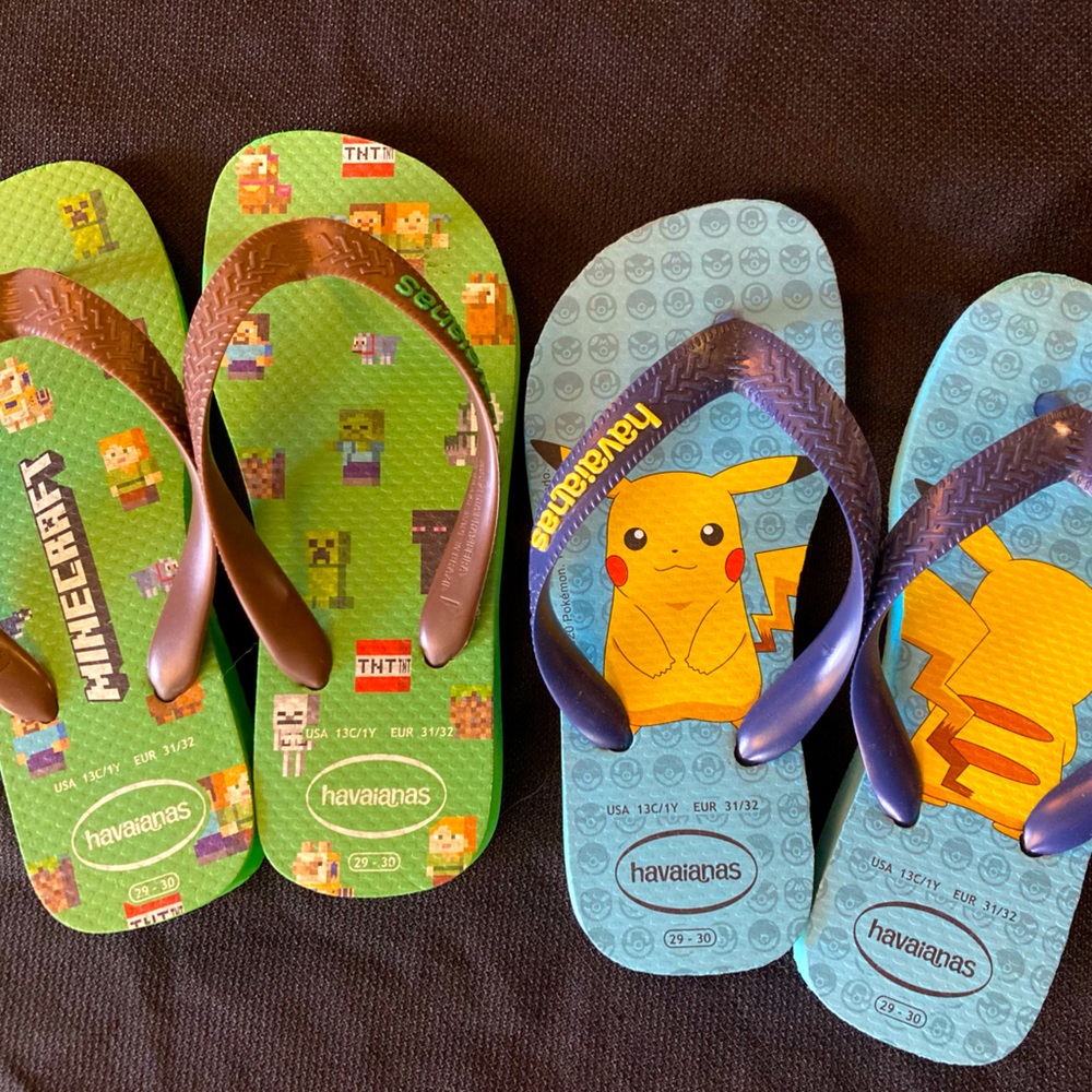 2 pairs of Havaianas size 13/1y